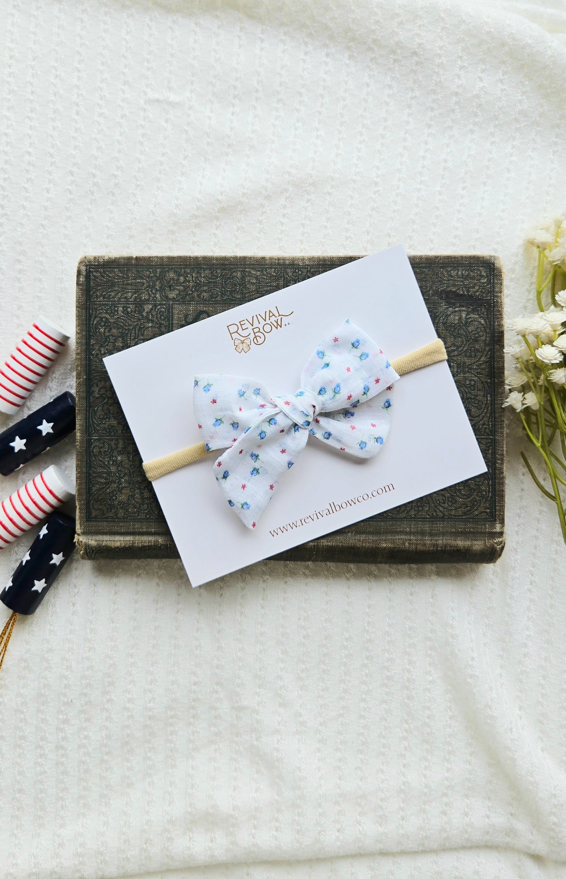 Small Pinwheel Bow • White Floral/Star