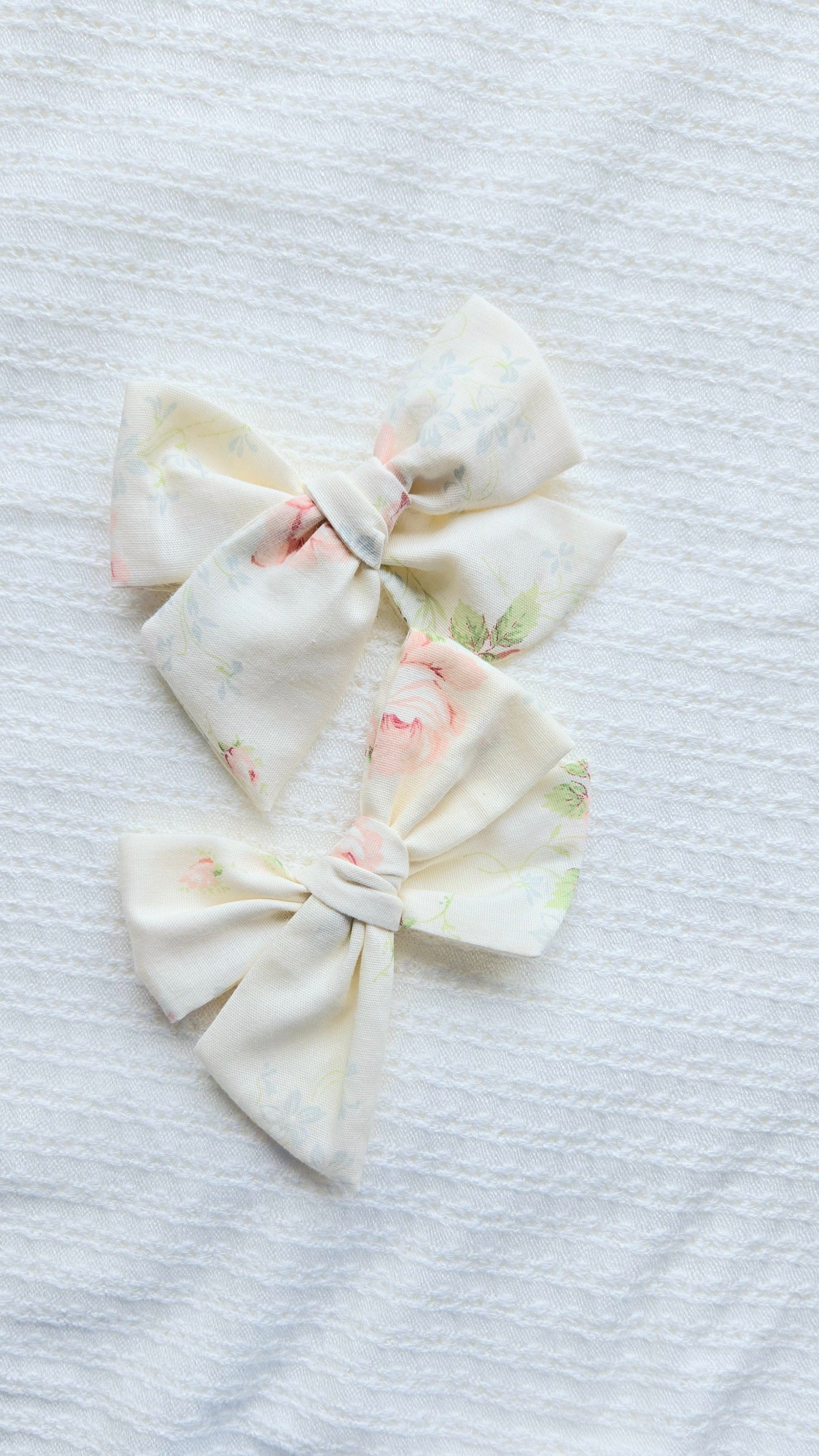 Large Pinwheel Bow • Cream Floral