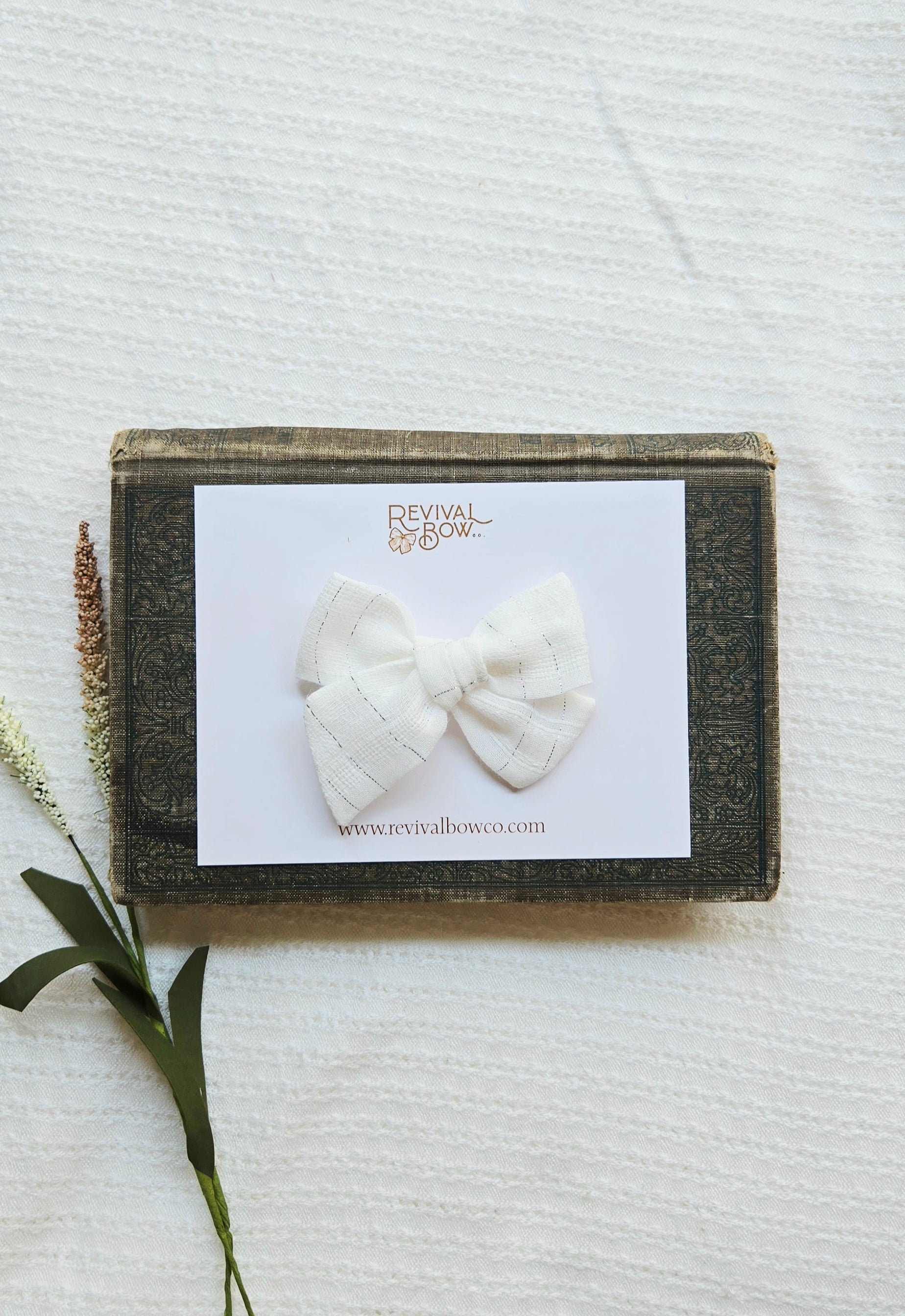 Small Pinwheel Bow • Textured White/Silver