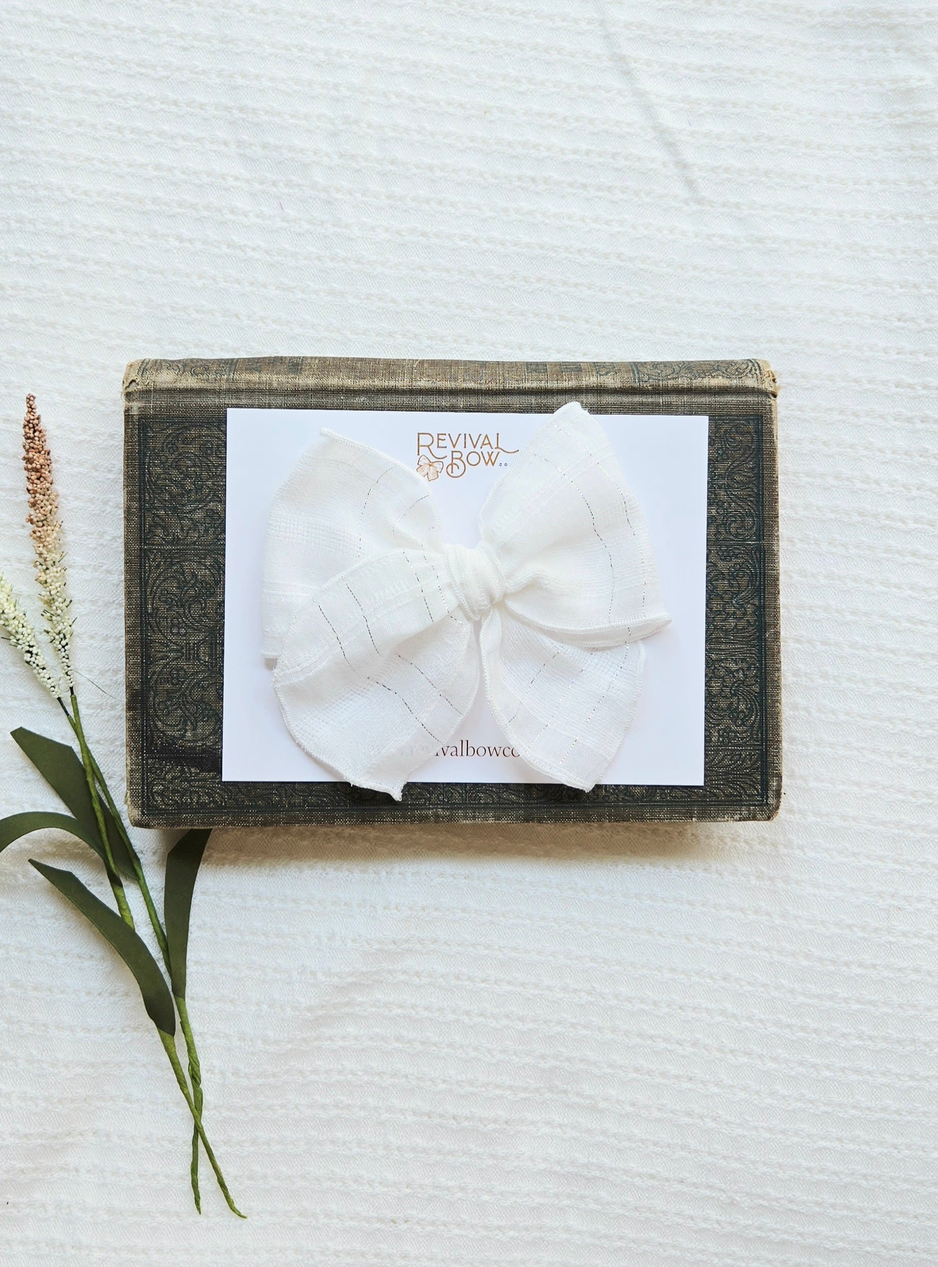 Fable Bow • Textured White/Silver